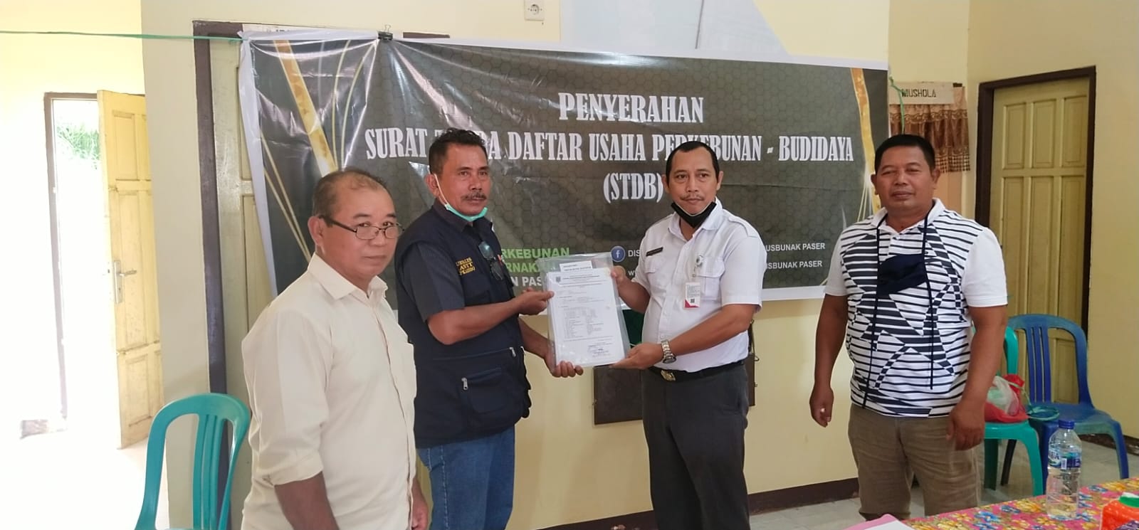 Penyerahan Sertifikat STDB secara simbolis oleh Kepala Dinas Perkebunan dan Peternakan Kabupaten Paser