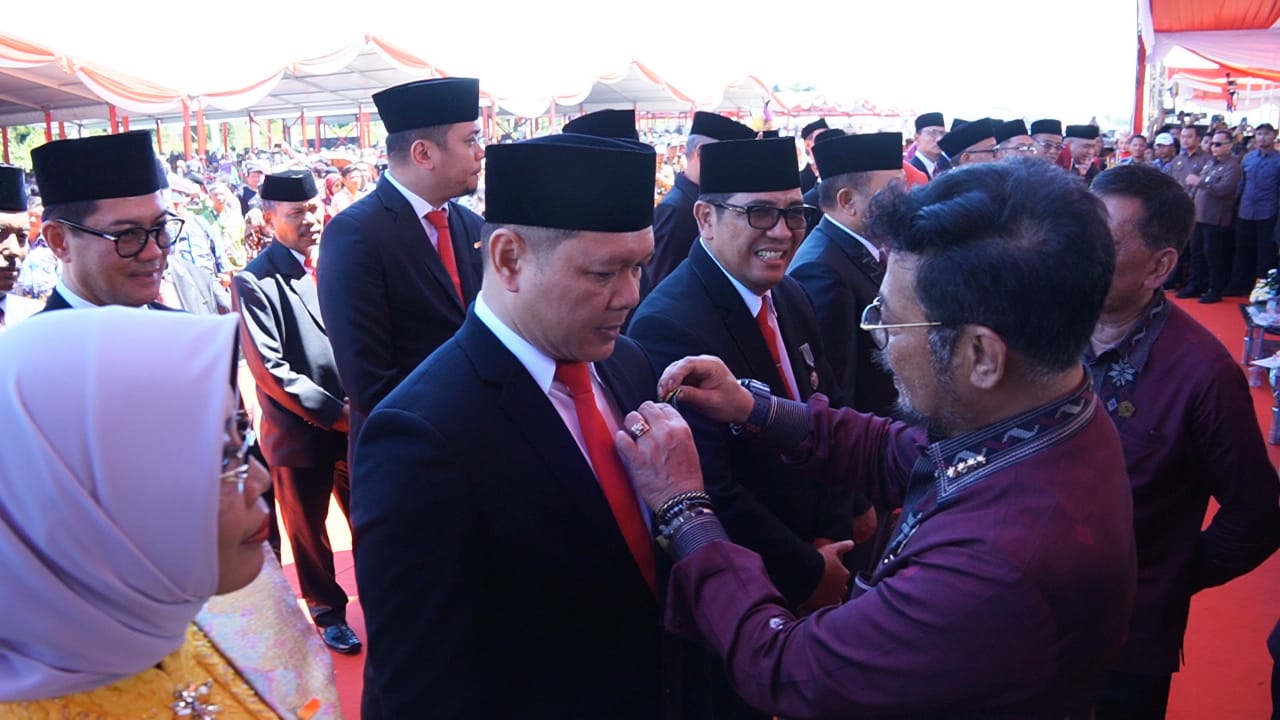 Penyematan Tanda Jasa Syalancana Wira Karya ke Bupati Paser, dr. Fahmi Fadli